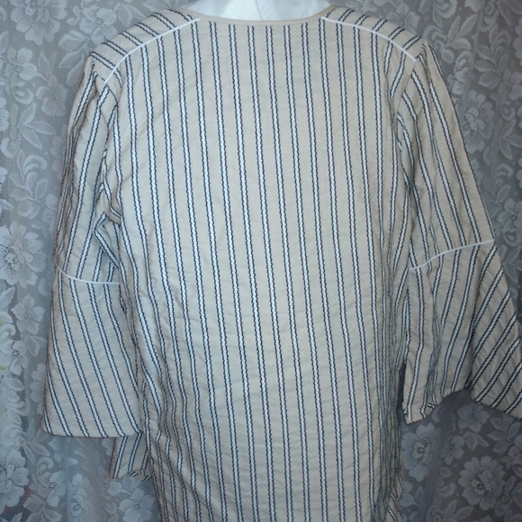 Issac Mizrahi Live Cream Striped Bell Sleeve Top Size 8 - Picture 4 of 7